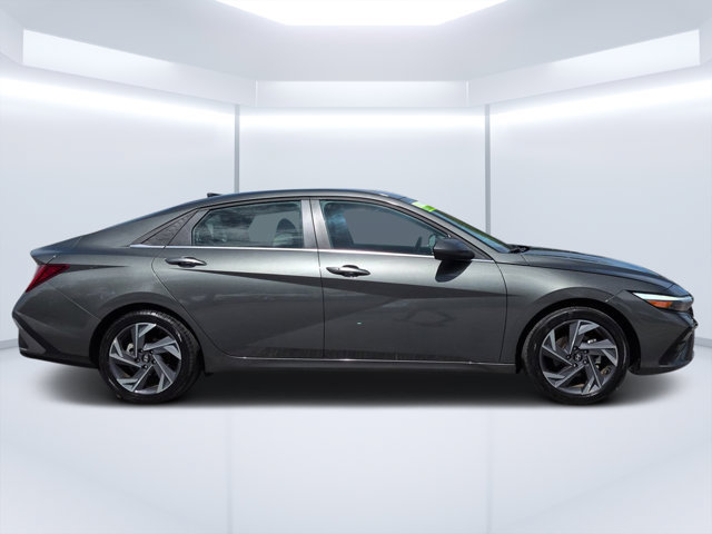 Used 2025 Hyundai Elantra SEL FWD image 2