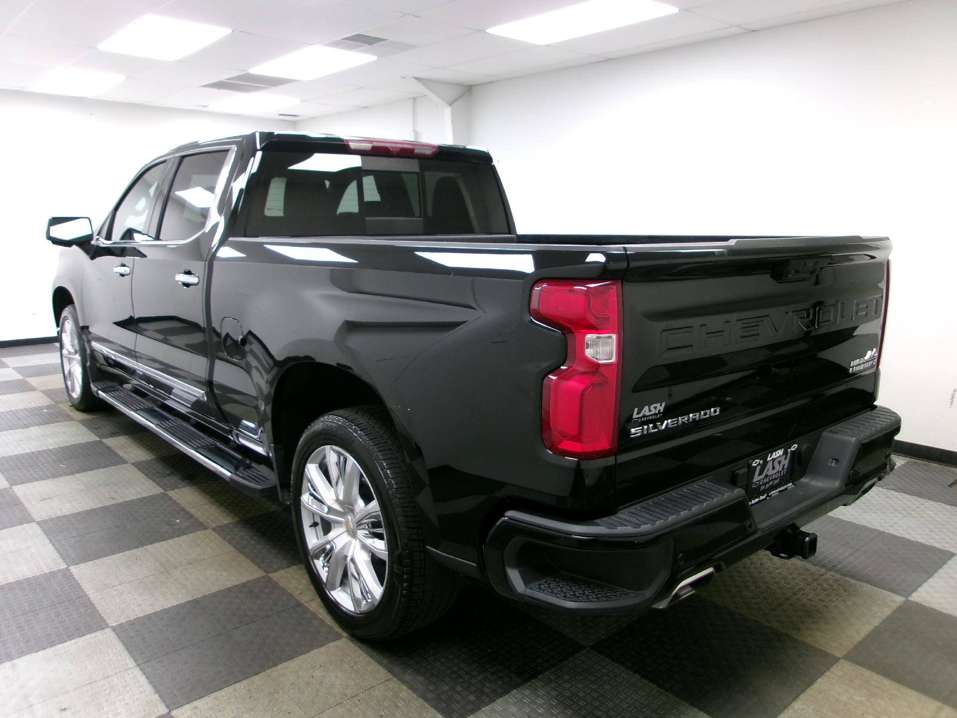 Used 2023 Chevrolet Silverado 1500 High Country AWD/4WD image 2