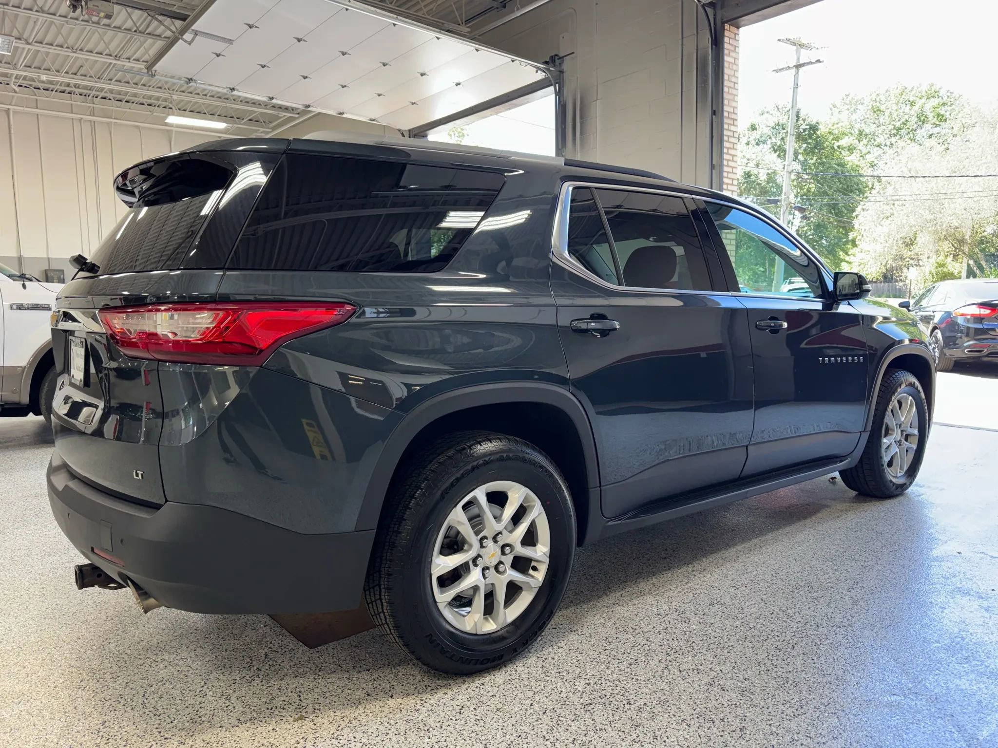 Used 2018 Chevrolet Traverse LT image 2