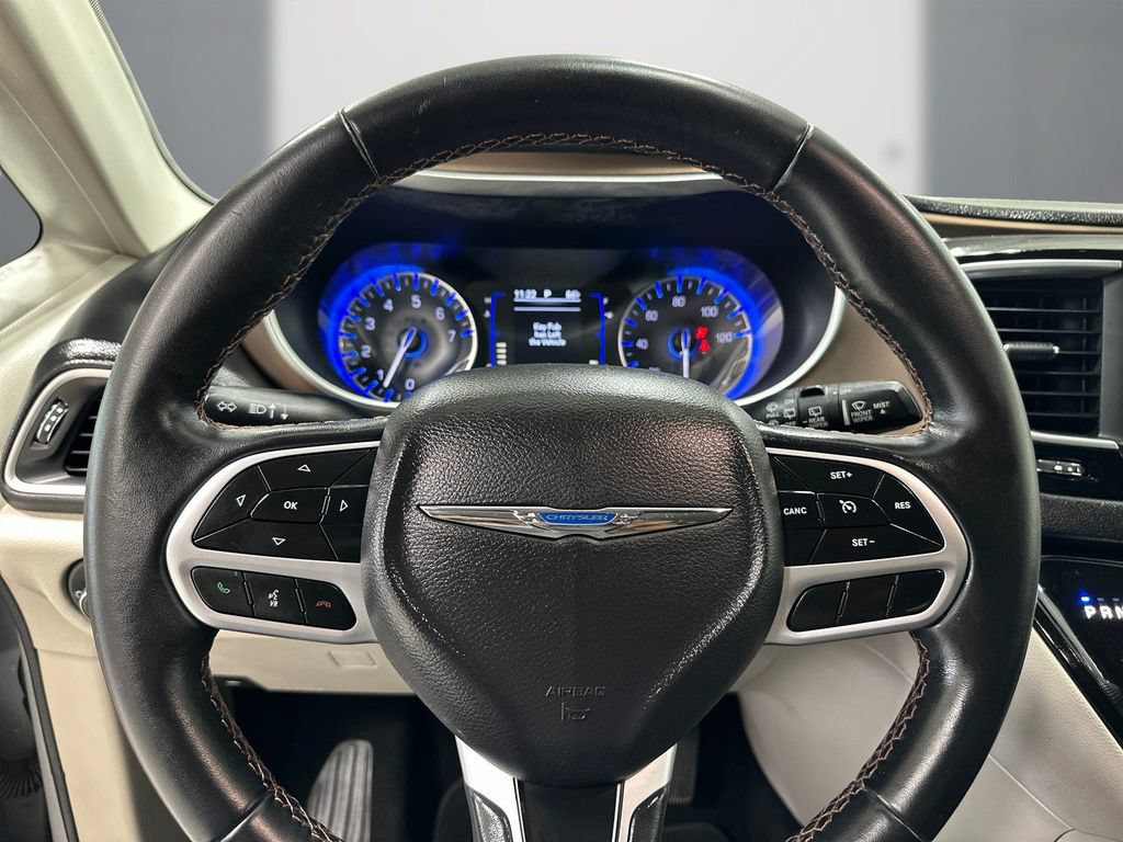 Used 2018 Chrysler Pacifica Touring-L FWD image 22