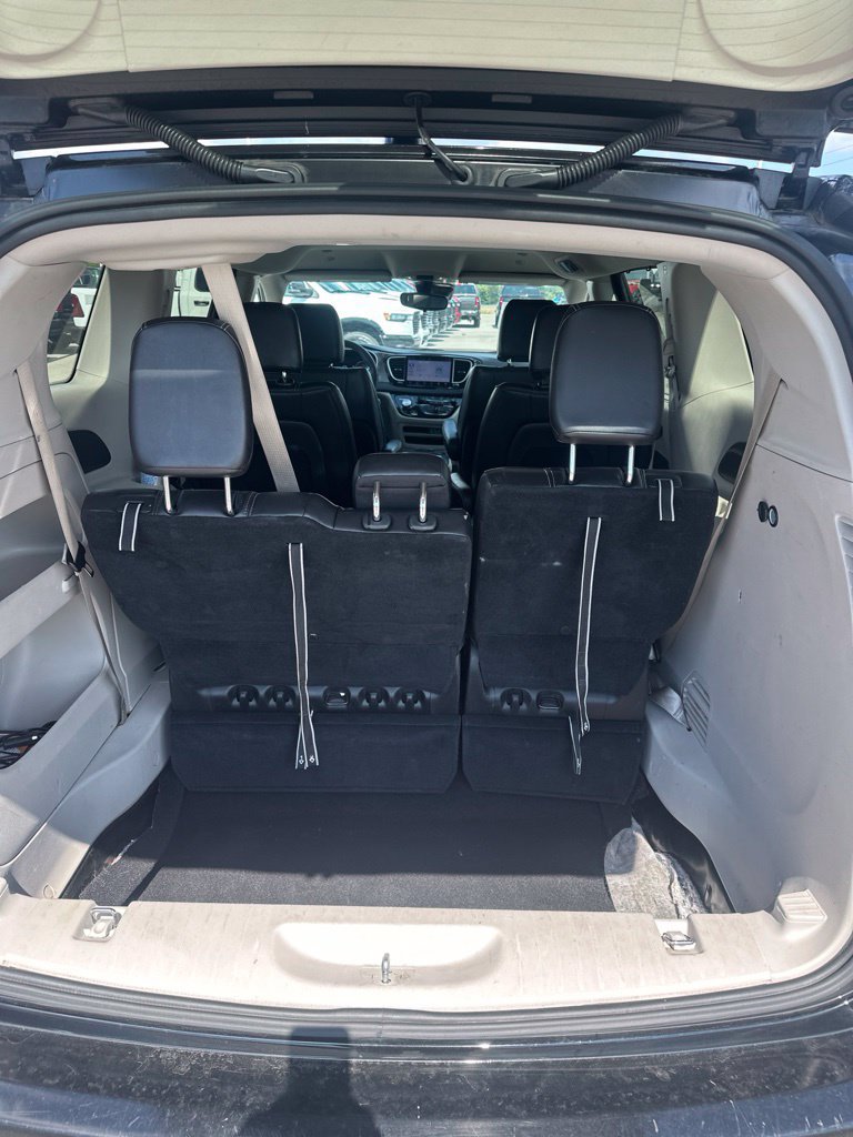 Used 2024 Chrysler Pacifica Touring-L FWD image 8