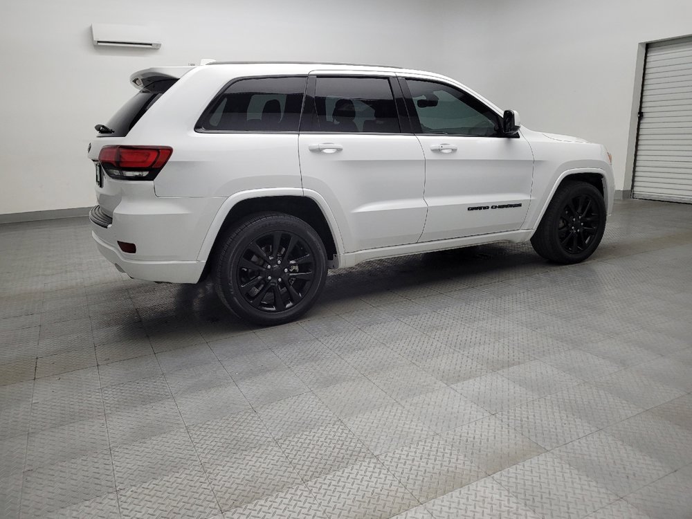 Used 2018 Jeep Grand Cherokee Altitude RWD image 10