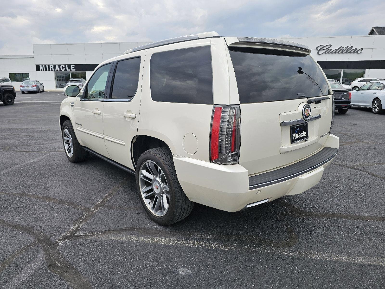 Used 2013 Cadillac Escalade Premium AWD/4WD image 7