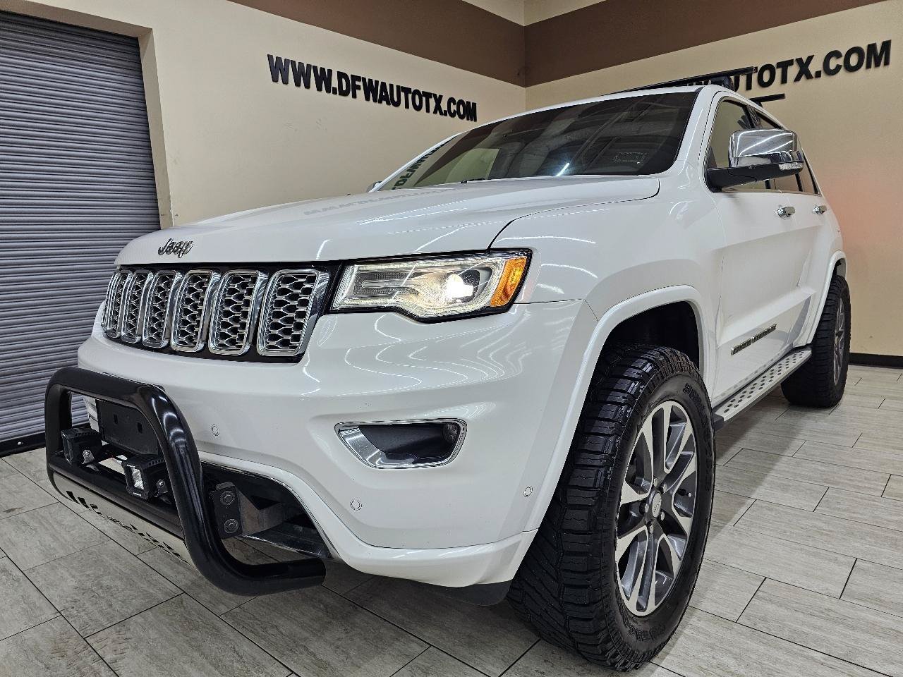 Used 2018 Jeep Grand Cherokee Overland RWD image 2