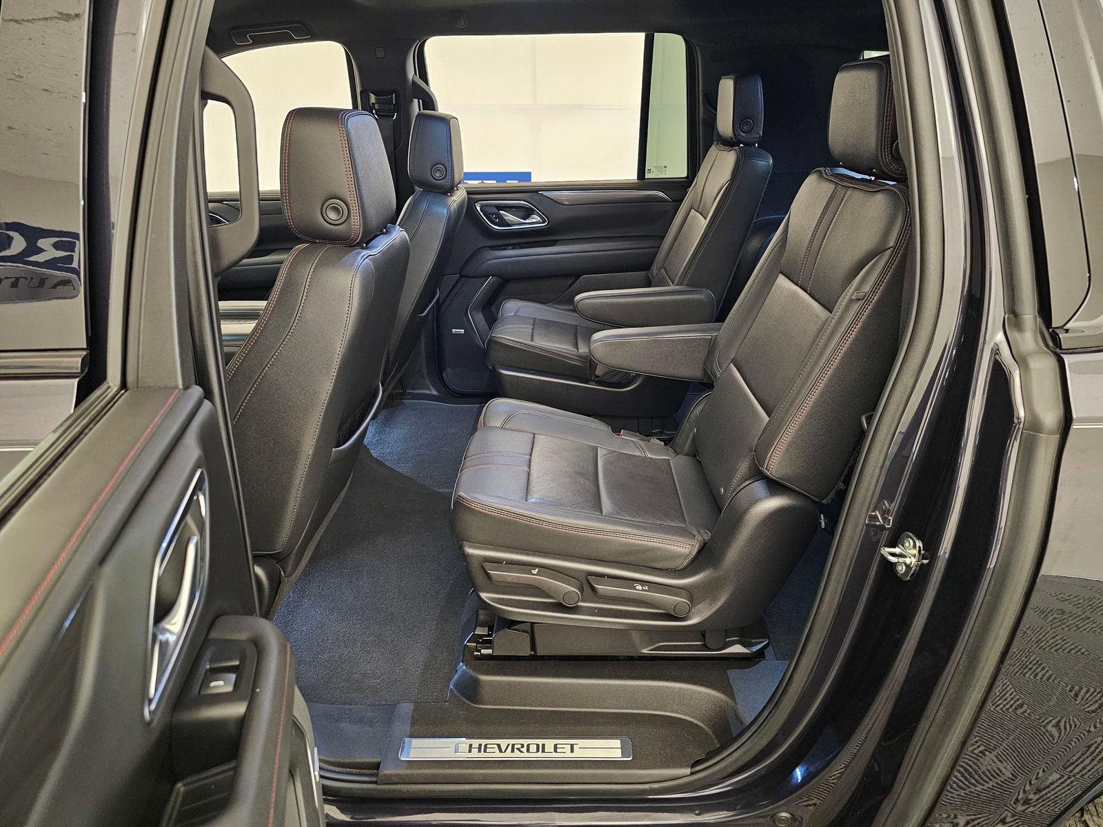 Used 2022 Chevrolet Suburban RST w/ Sport Performance Package image 34