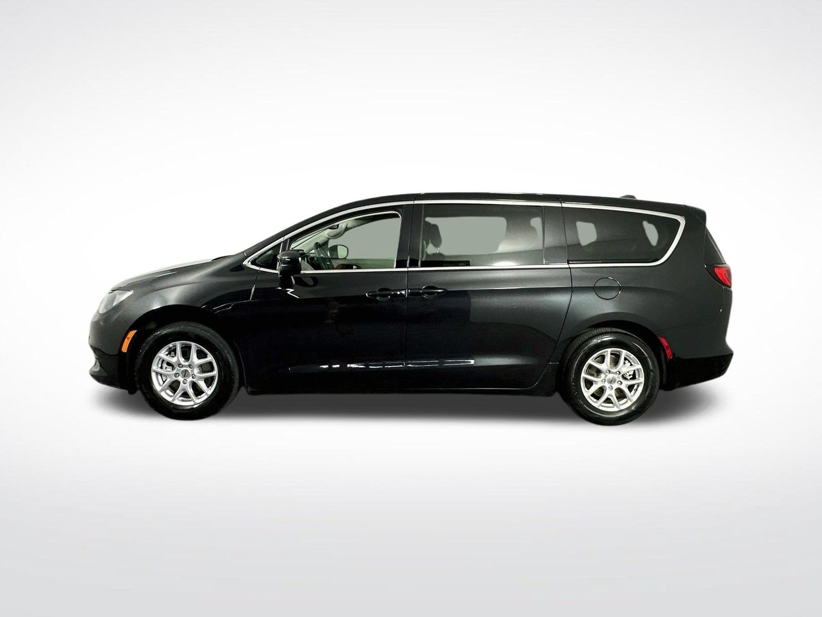 Used 2023 Chrysler Voyager LX FWD image 5