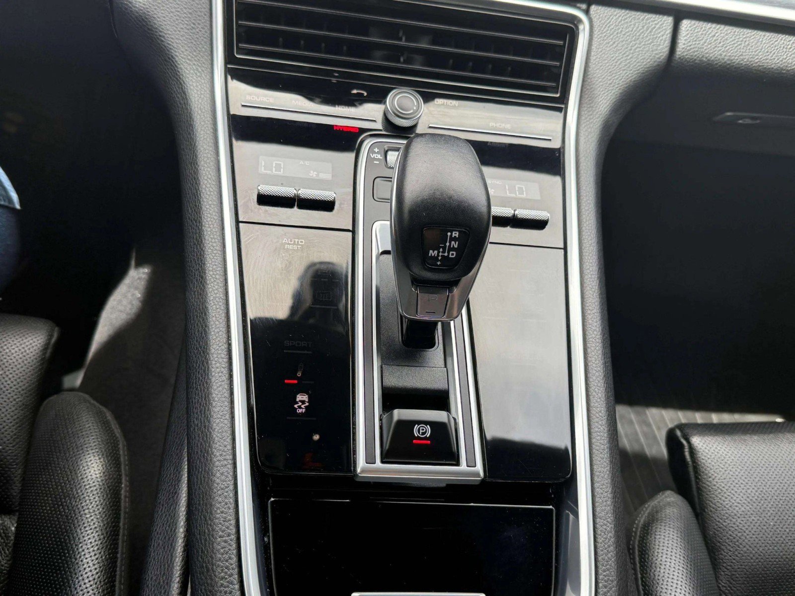 Used 2018 Porsche Panamera 4 image 17