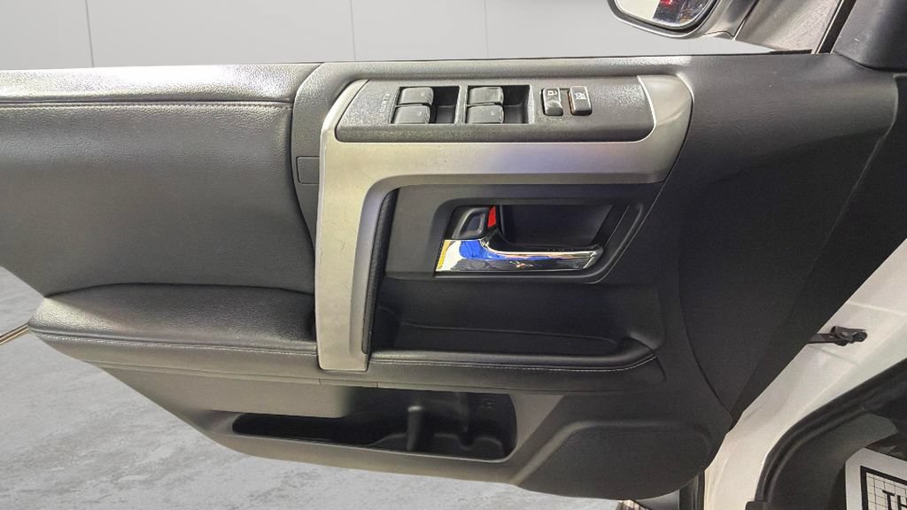 Used 2015 Toyota 4Runner SR5 AWD/4WD image 26