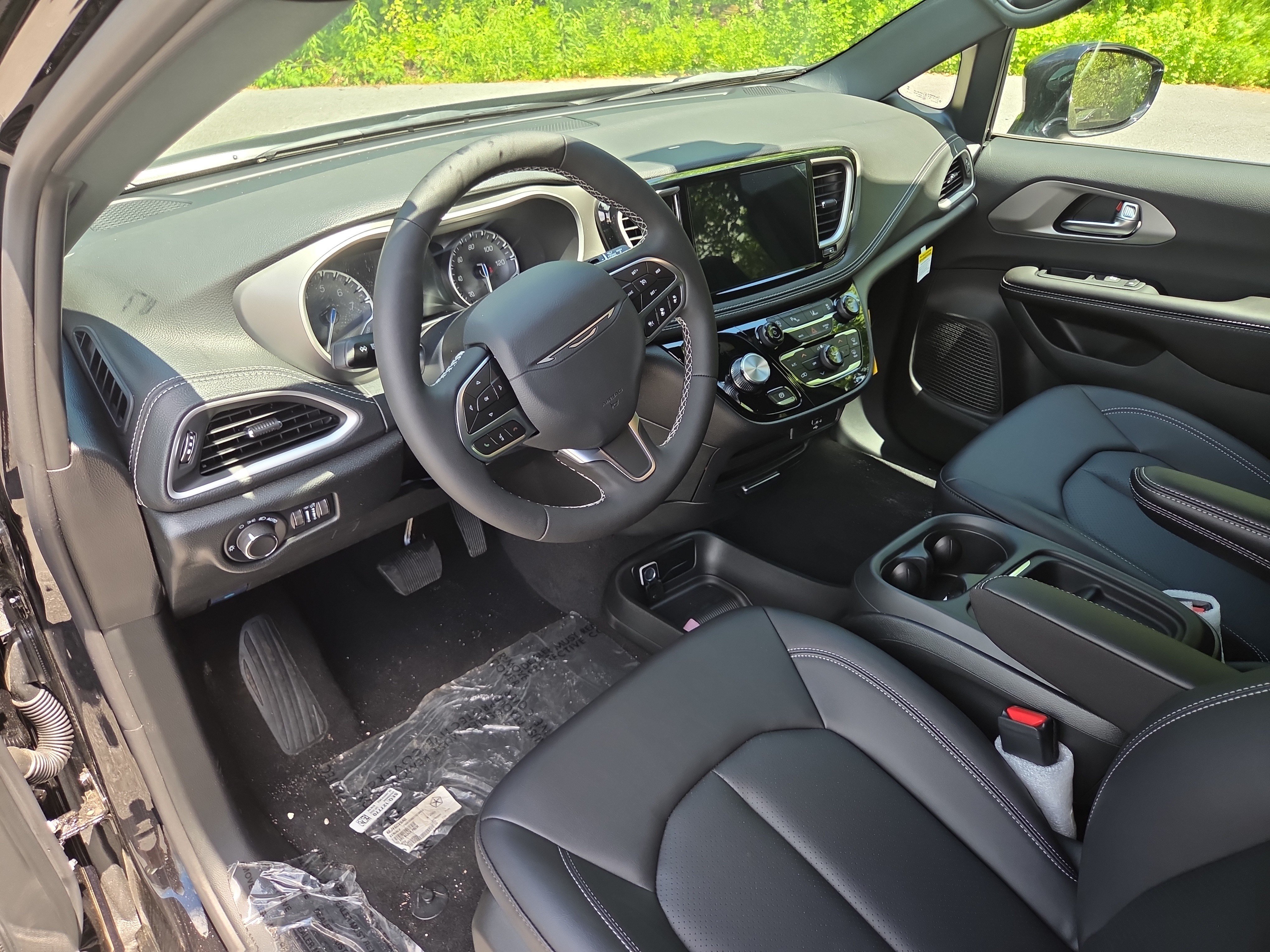 New 2027 Chrysler Pacifica Select FWD image 8