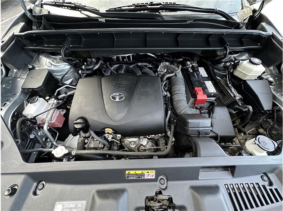 Used 2020 Toyota Highlander LE image 30