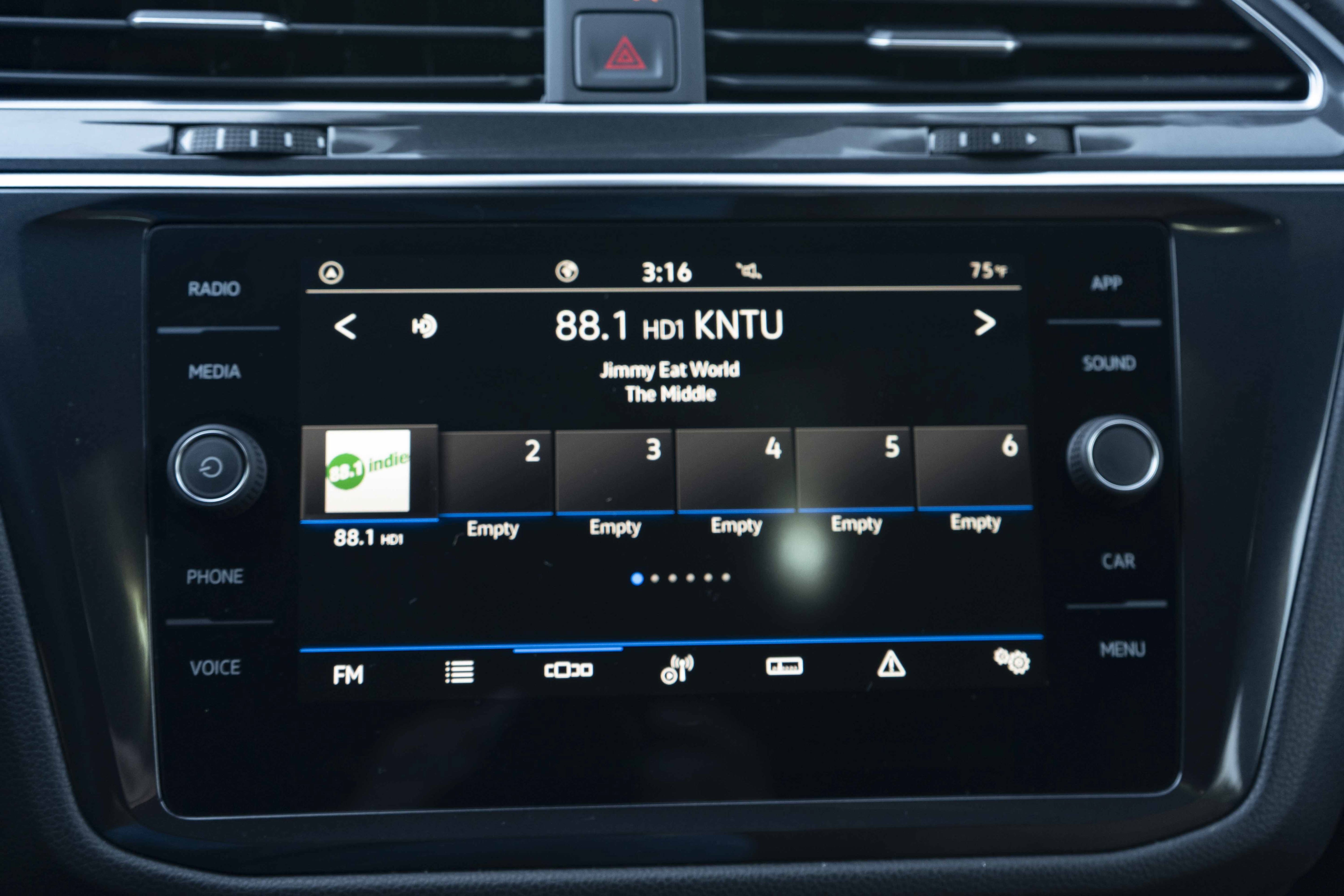 Certified 2022 Volkswagen Tiguan SE R-Line FWD image 28
