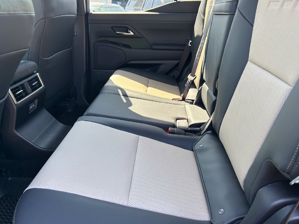 Used 2025 Lexus GX 550 w/ Accessory Package (32) AWD/4WD image 18