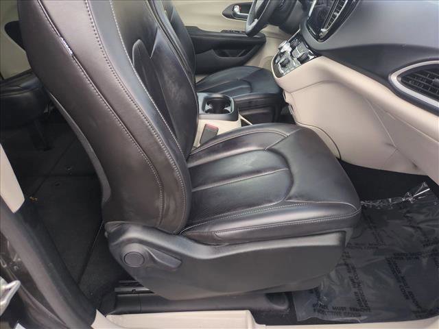 Used 2023 Chrysler Pacifica Touring-L image 20