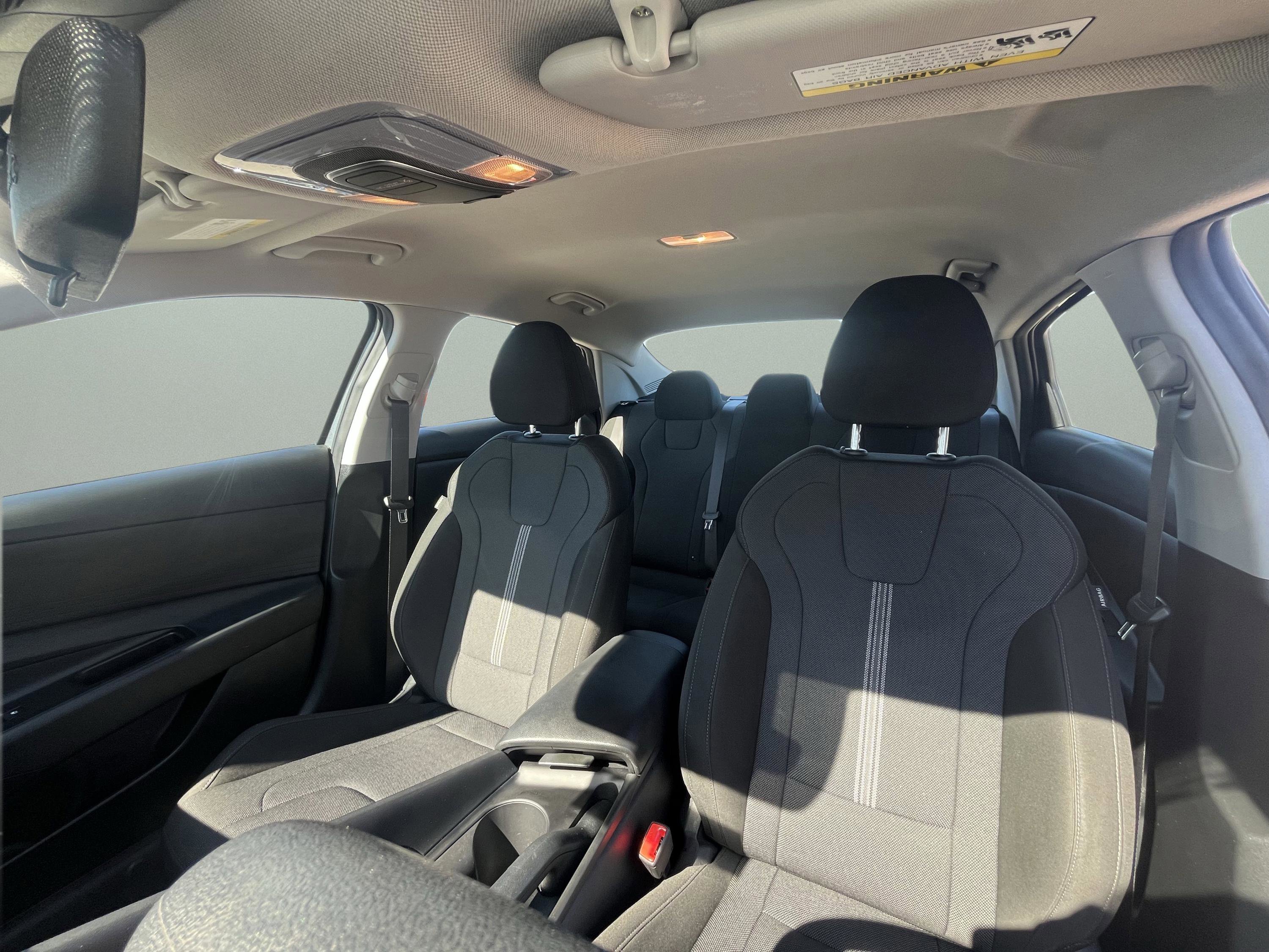 Used 2025 Hyundai Elantra SE w/ Cargo Package image 26