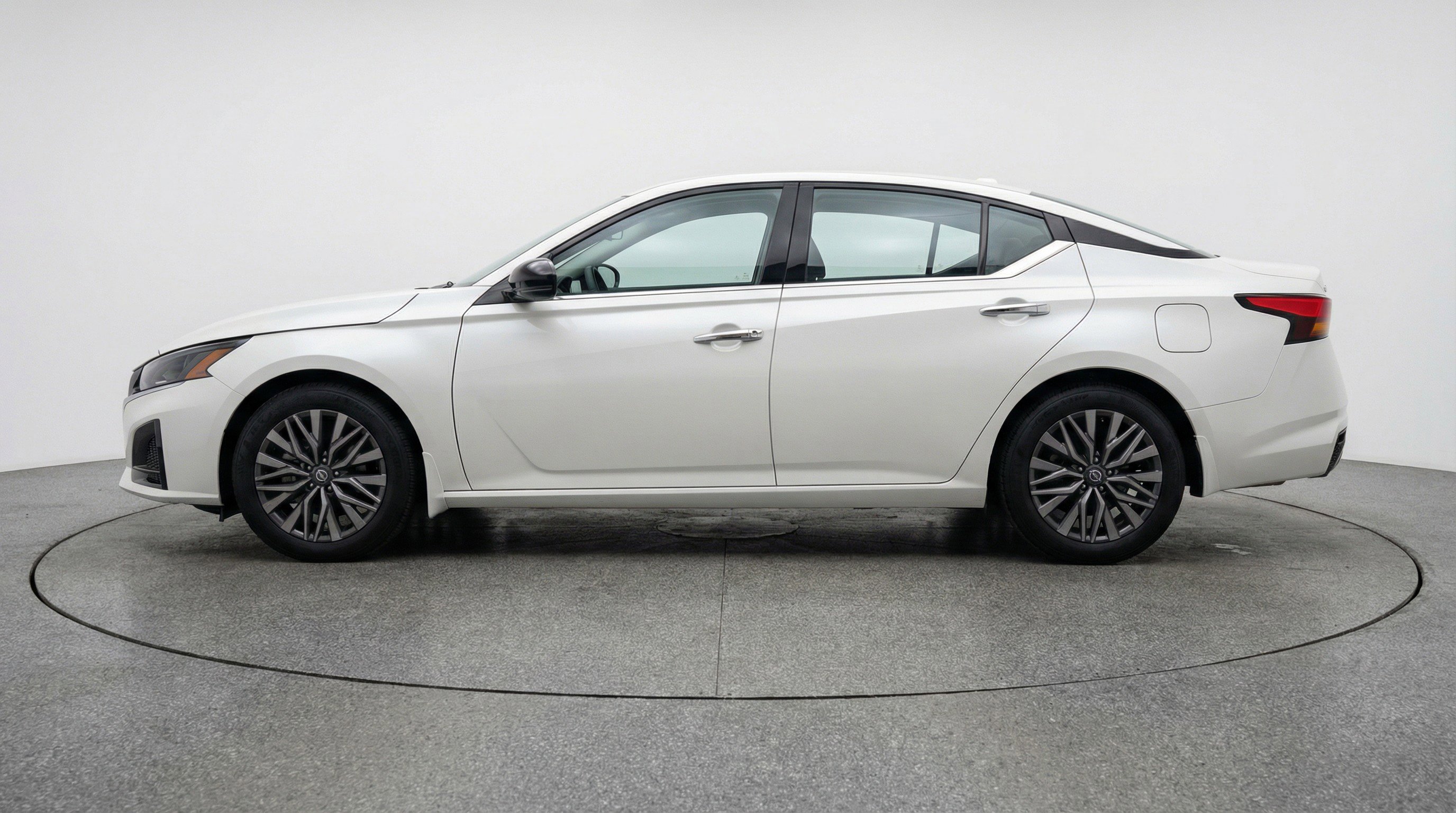 Used 2025 Nissan Altima 2.5 SV image 5