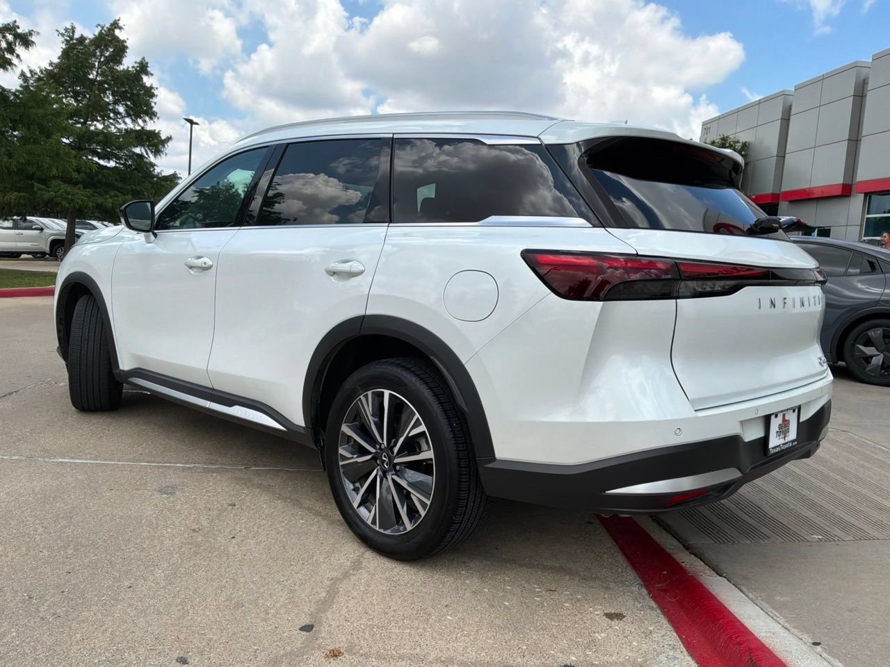 Used 2026 INFINITI QX60 Luxe FWD image 8