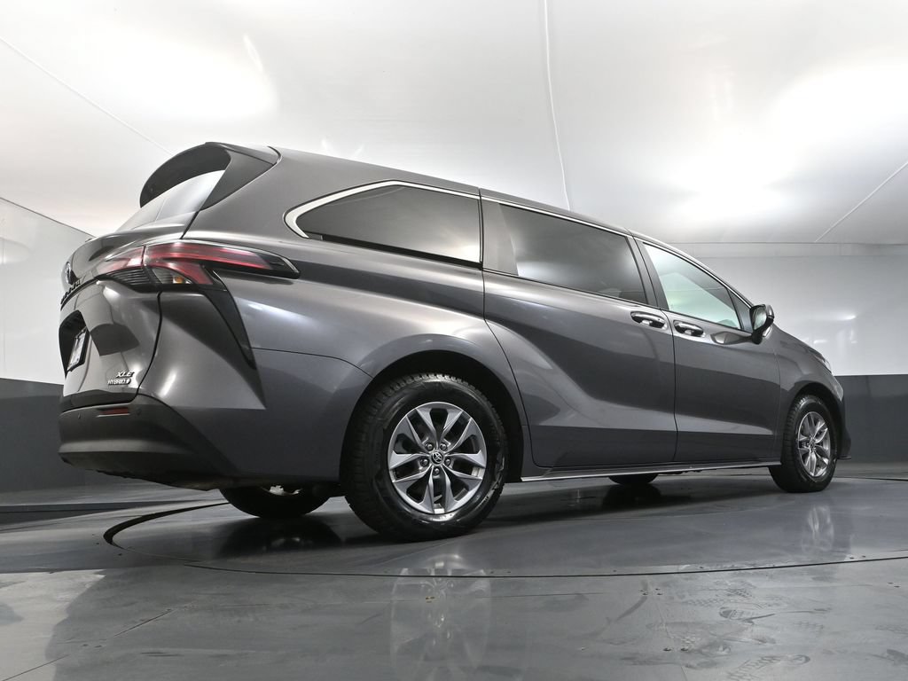 Used 2022 Toyota Sienna XLE AWD/4WD image 40