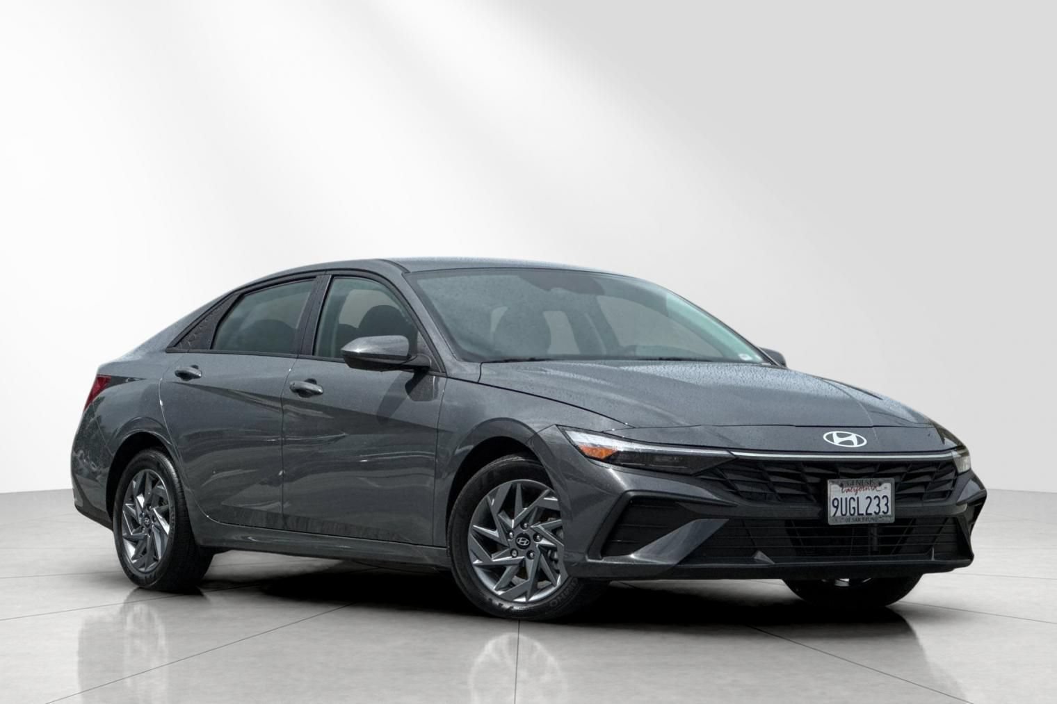 Used 2025 Hyundai Elantra Hybrid FWD image 2