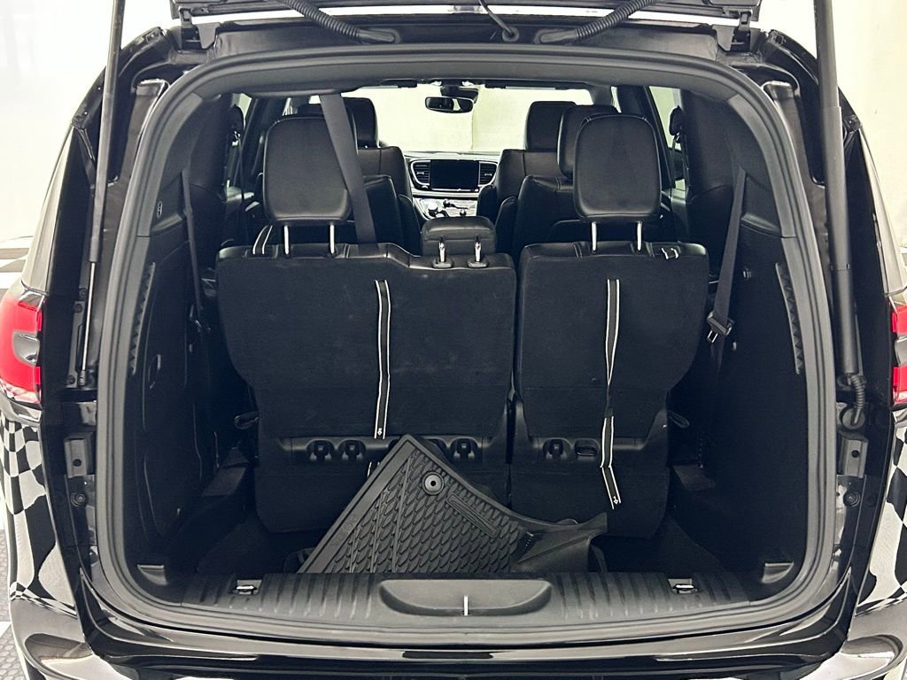 Used 2025 Chrysler Pacifica Select image 9