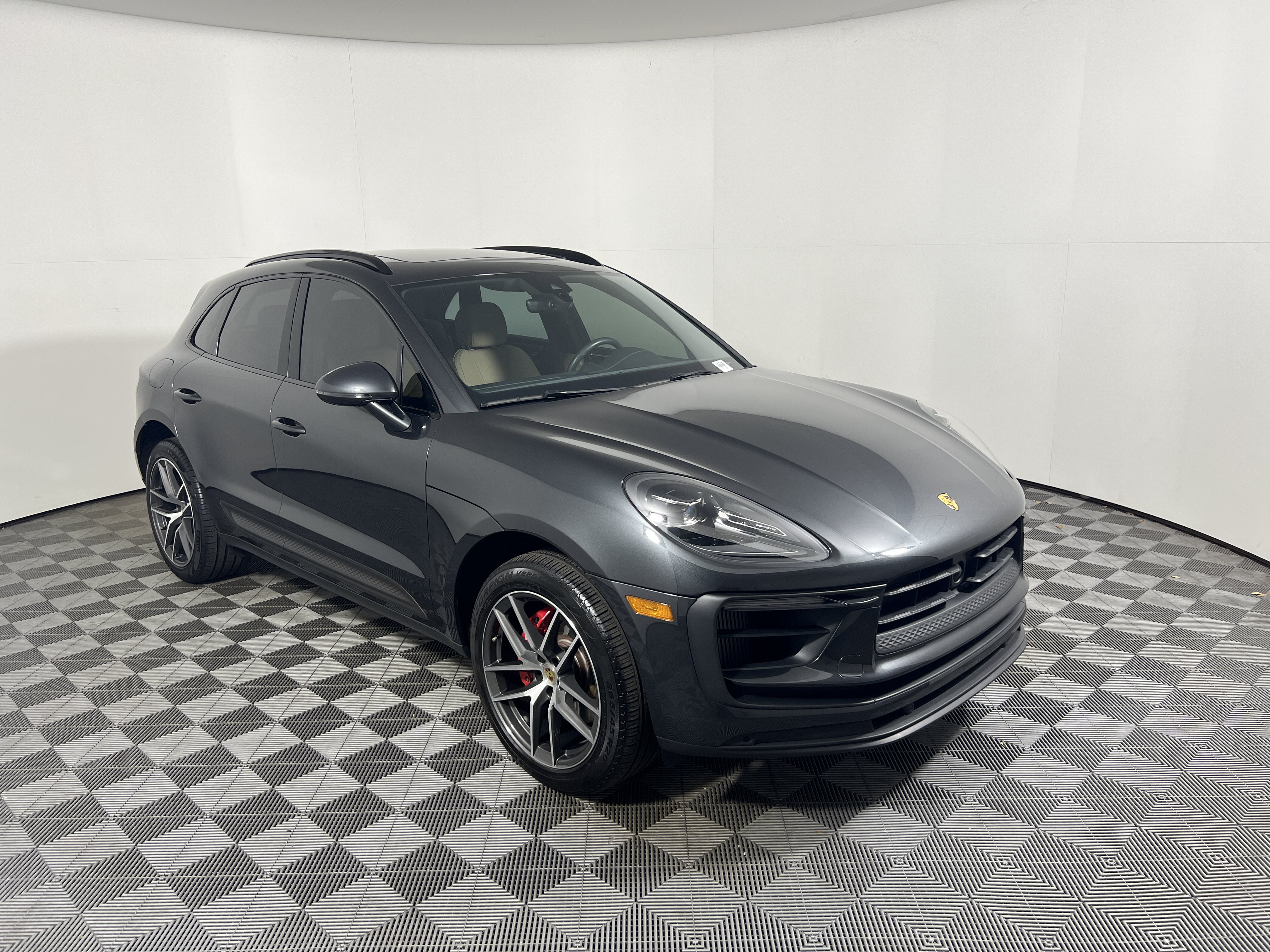 Certified 2024 Porsche Macan S AWD/4WD image 9
