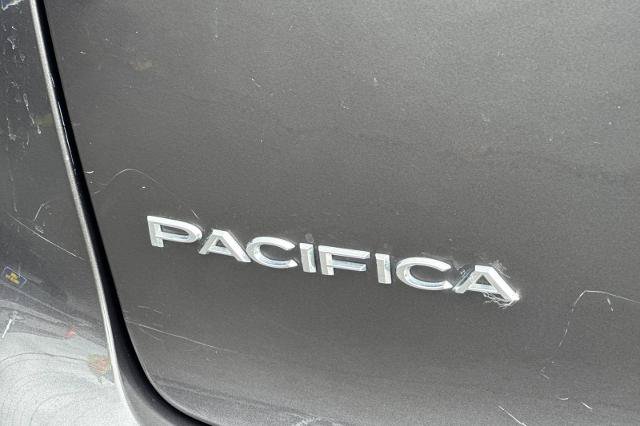 Used 2018 Chrysler Pacifica Touring-L FWD image 35