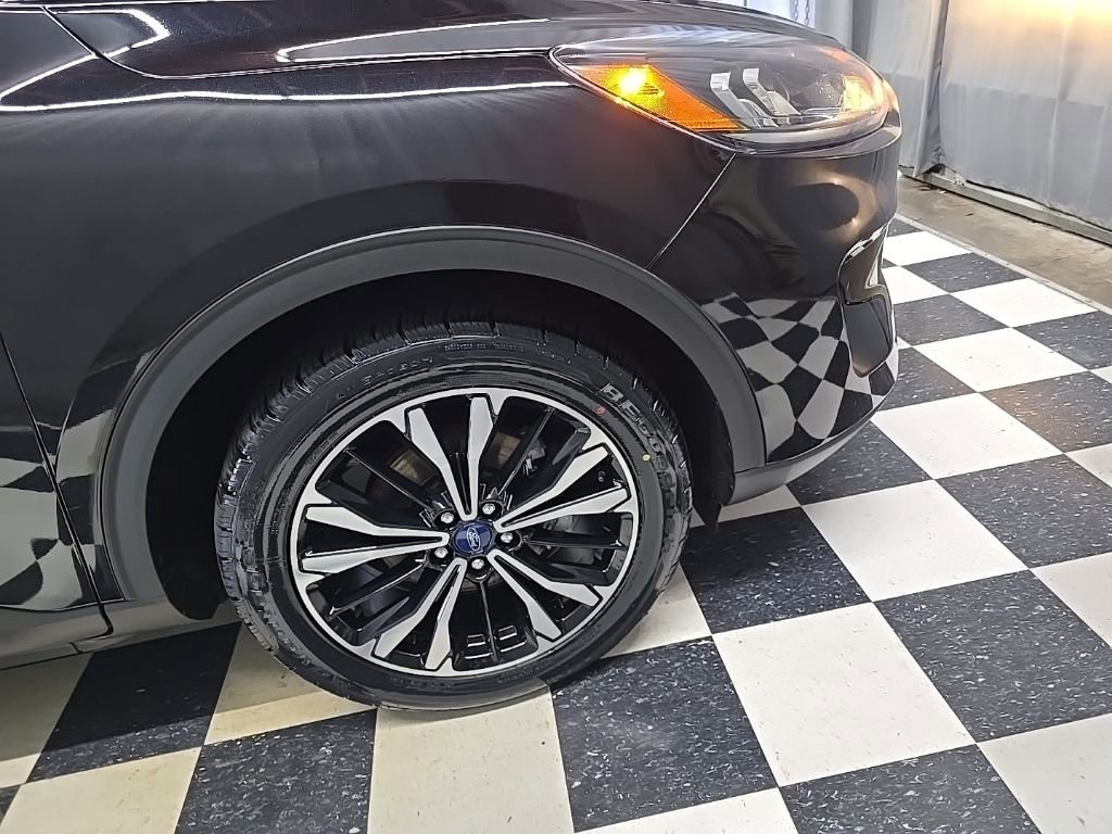 Used 2021 Ford Escape SE w/ SE Sport Appearance Package image 4