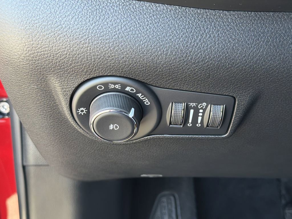 Used 2026 Jeep Compass Latitude image 13