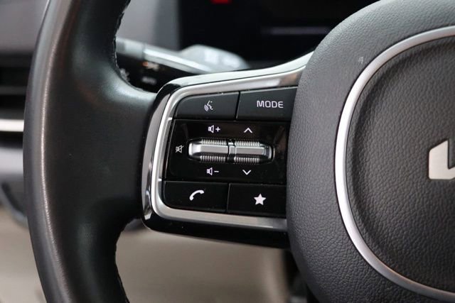Used 2025 Kia Carnival FWD image 22