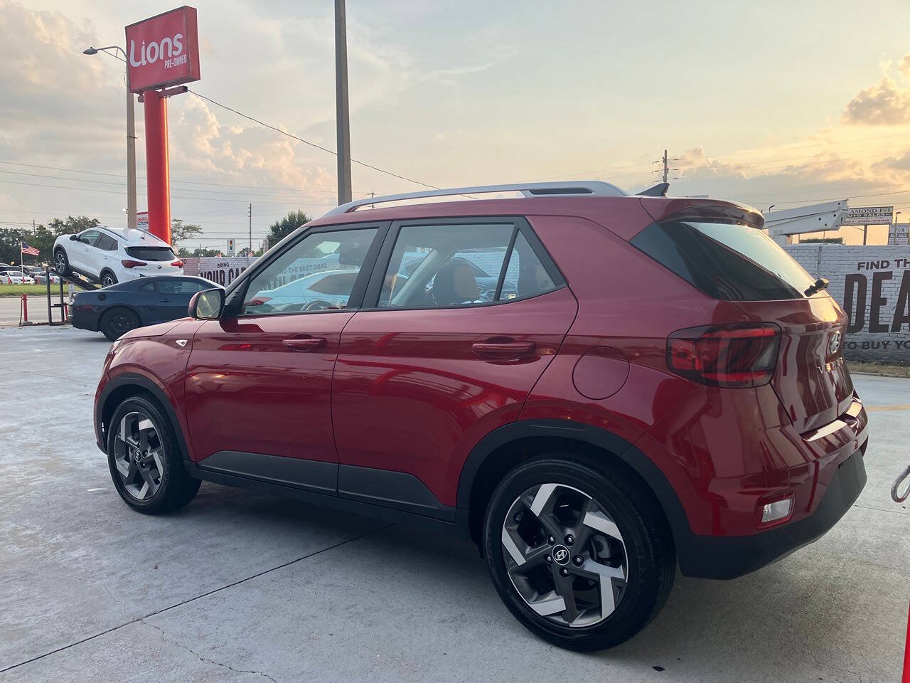 Used 2021 Hyundai Venue SEL FWD image 3