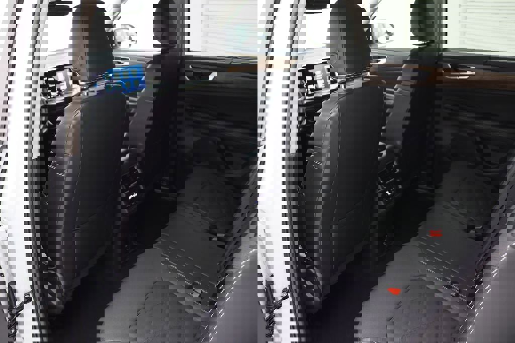 Used 2025 Volkswagen Atlas SE image 11