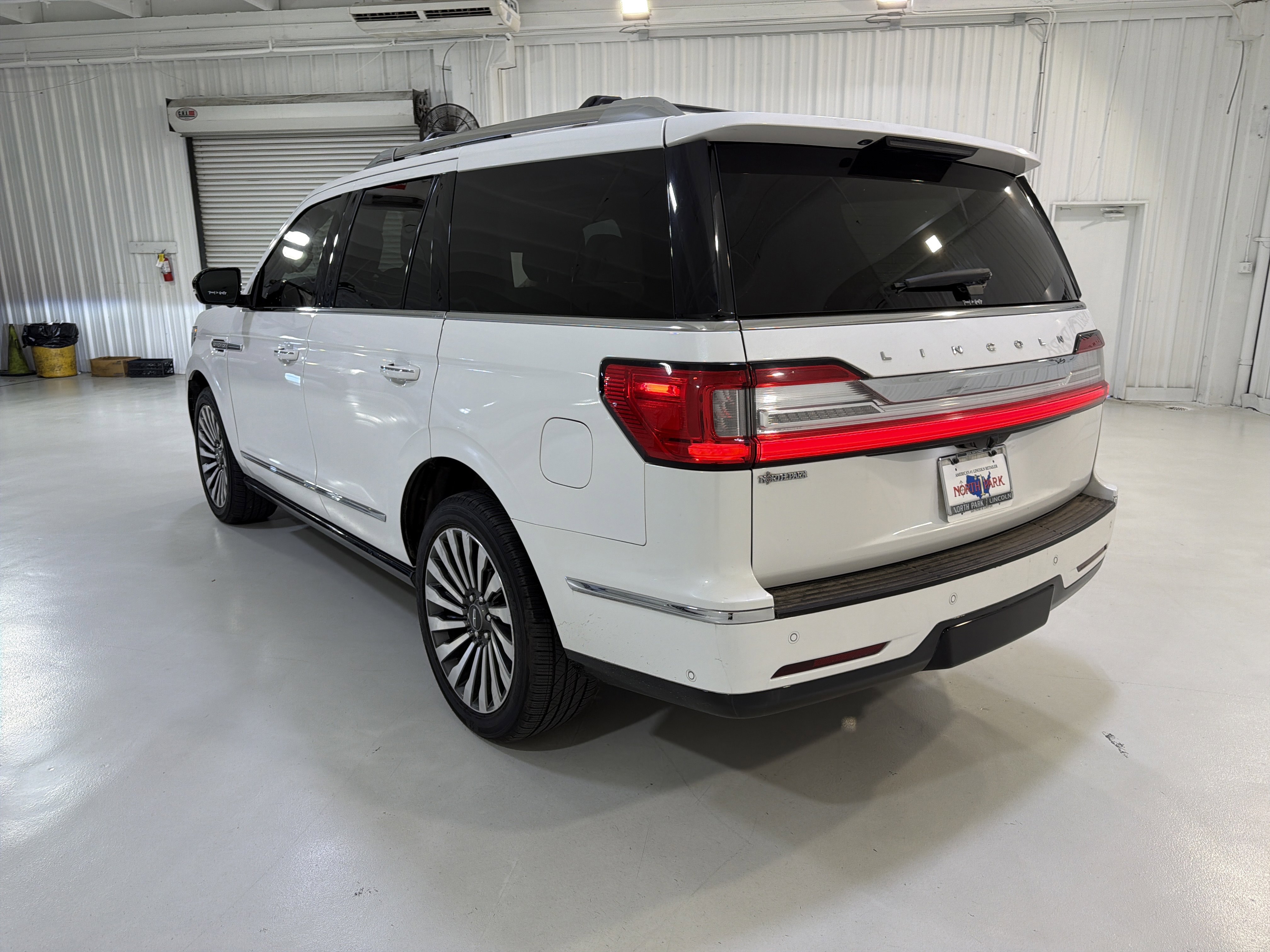 Used 2020 Lincoln Navigator Reserve w/ Luxury Package RWD image 3