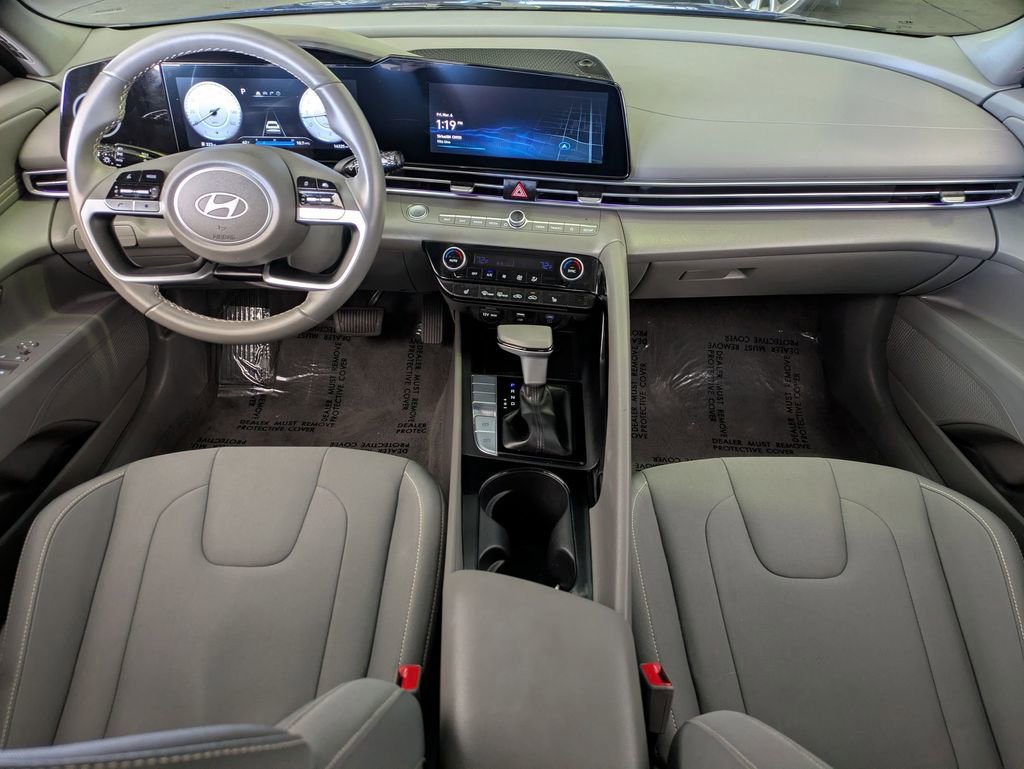 Used 2025 Hyundai Elantra SEL image 25
