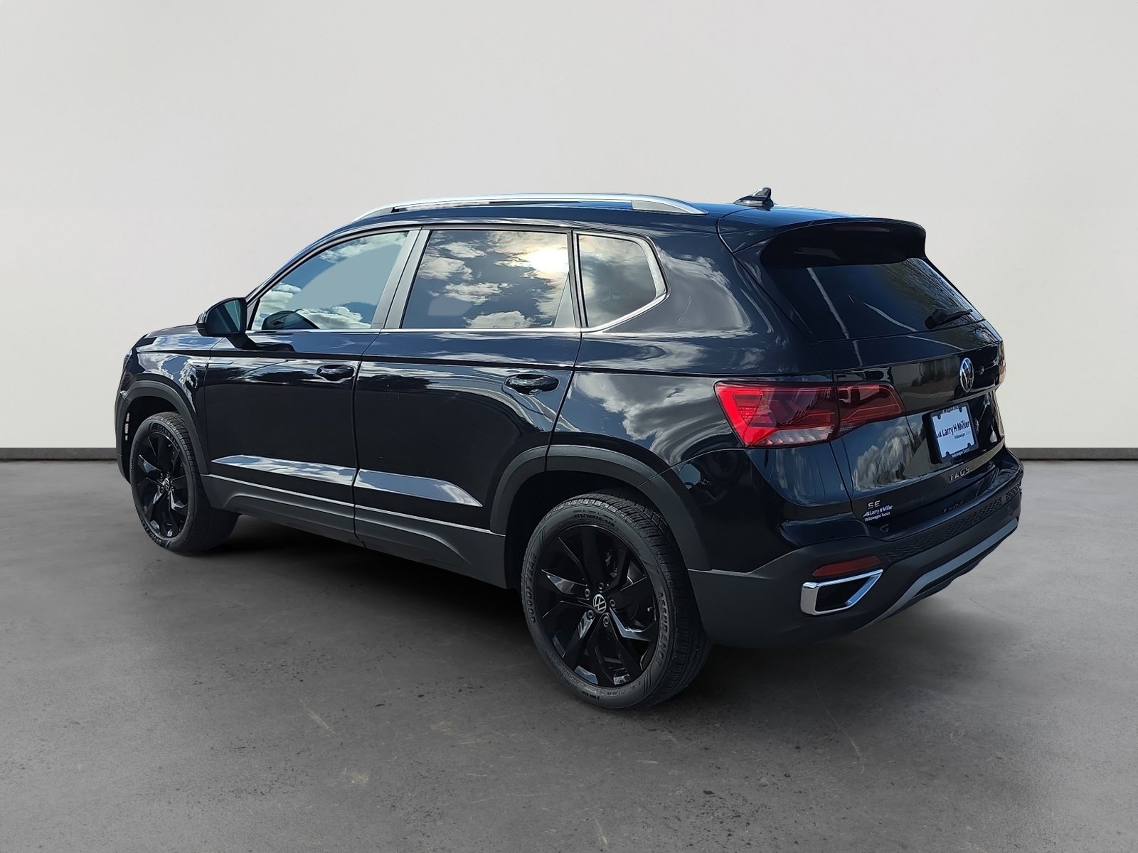 Certified 2023 Volkswagen Taos SE w/ Black Wheel Package image 3