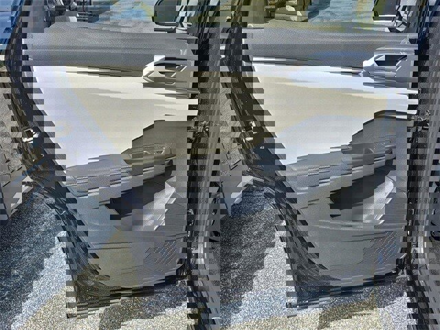 New 2025 Volkswagen Taos SE image 8