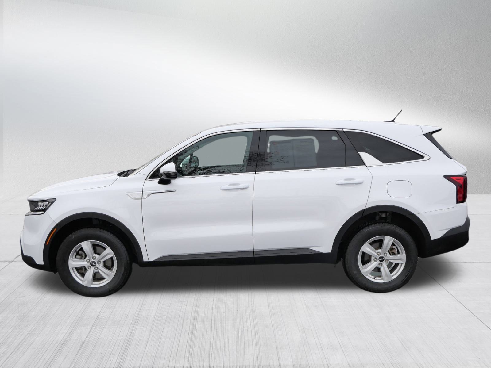 Used 2023 Kia Sorento LX image 4