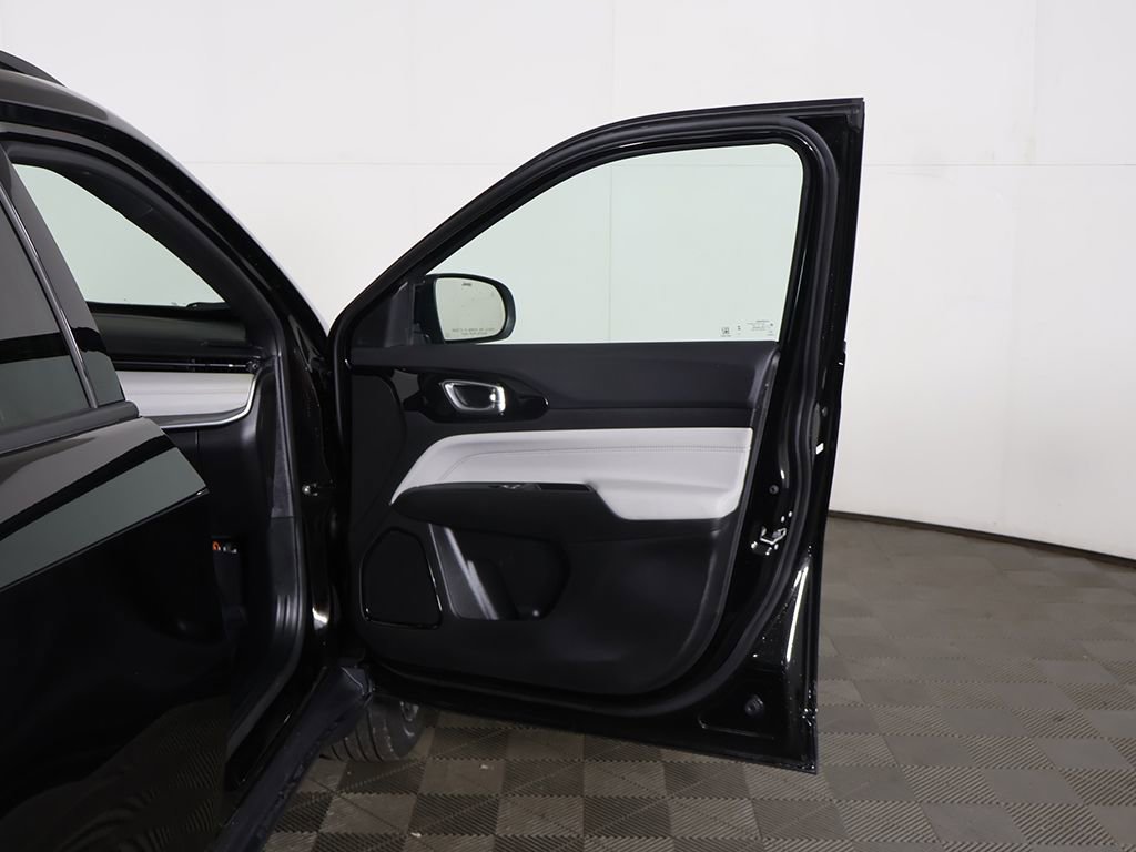 Used 2025 Jeep Compass Limited image 18