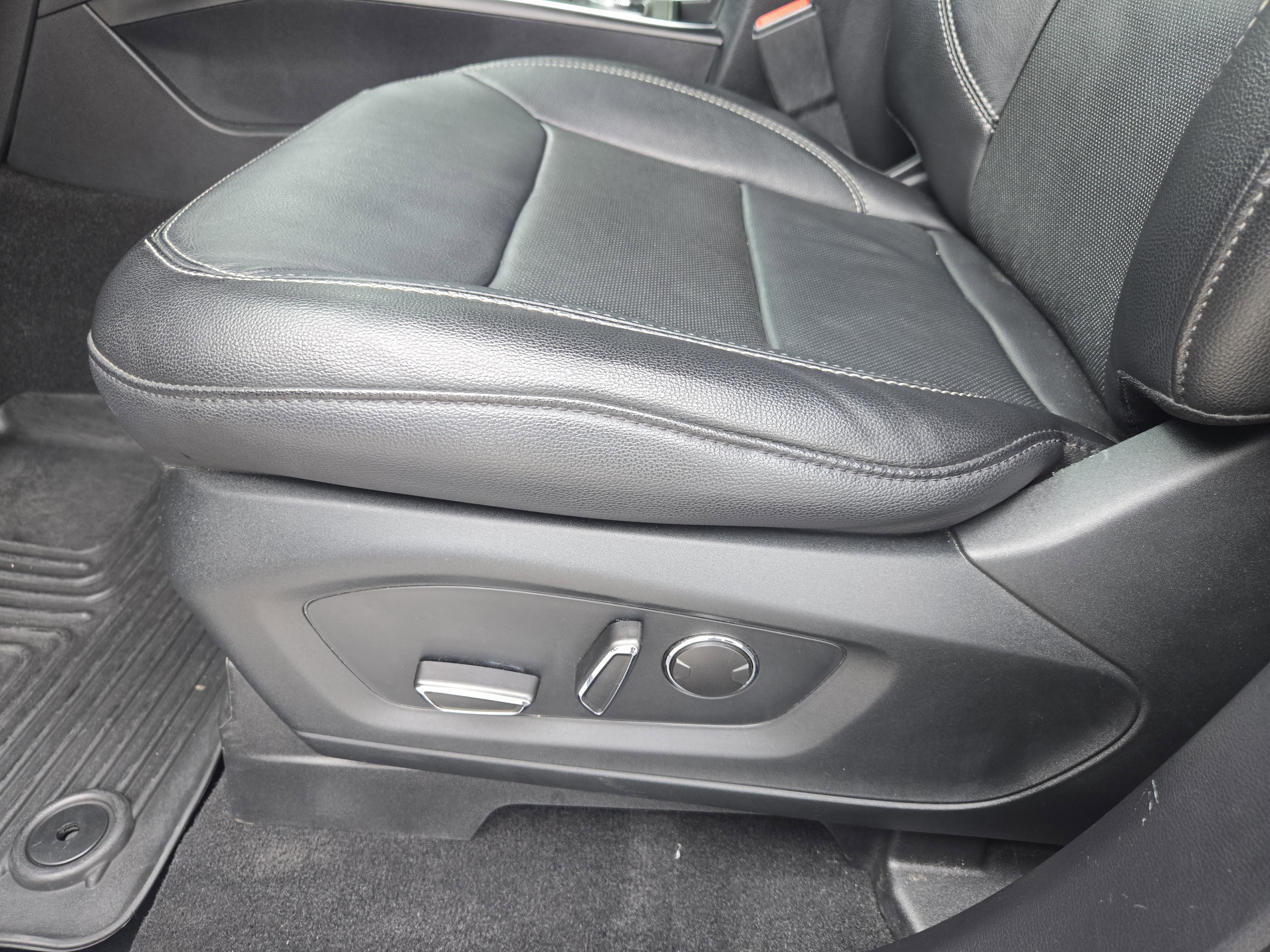 Used 2020 Ford Explorer Limited w/ Class III Trailer Tow Package image 27