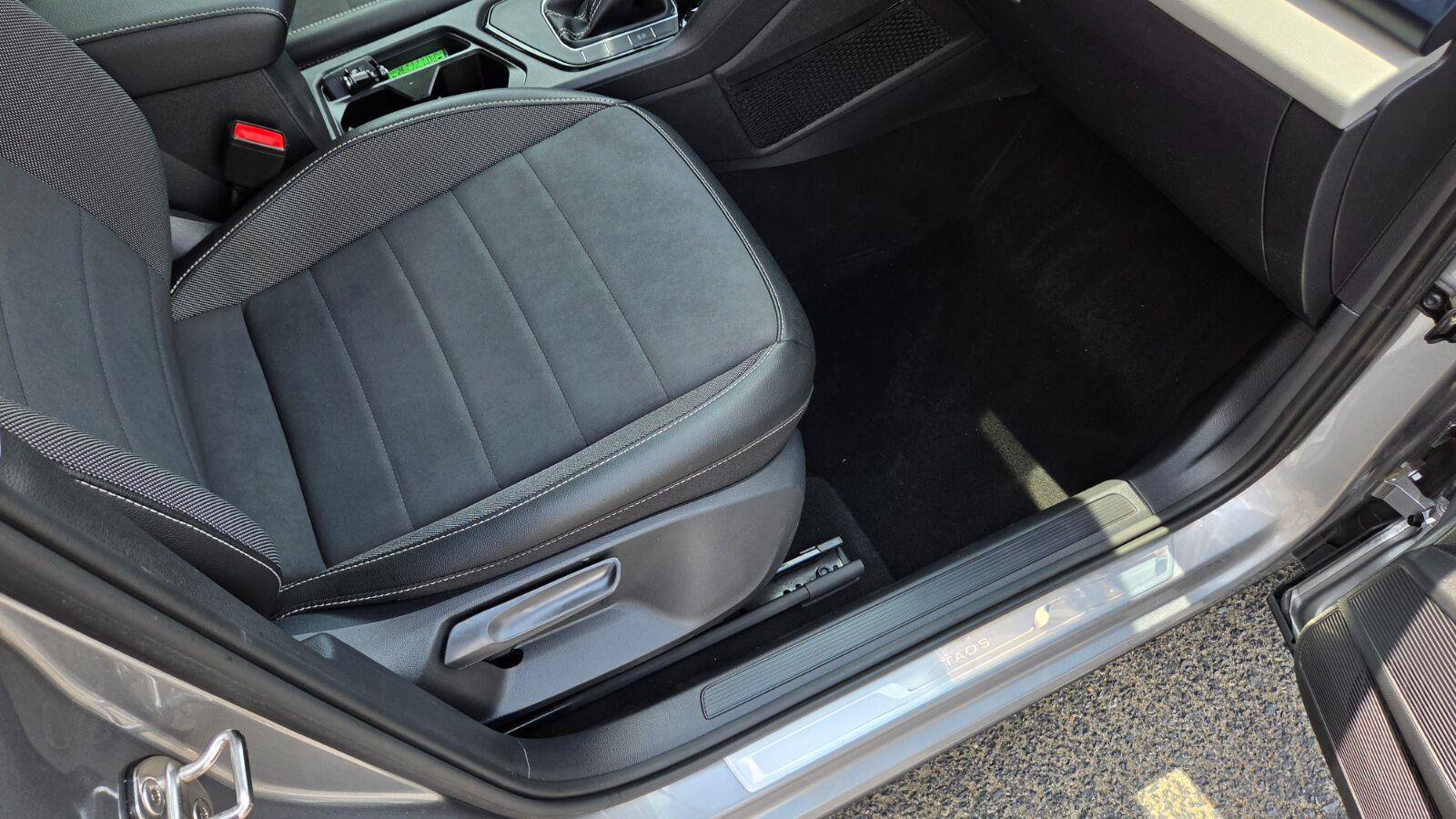 Certified 2023 Volkswagen Taos SE w/ Panoramic Sunroof Package FWD image 51