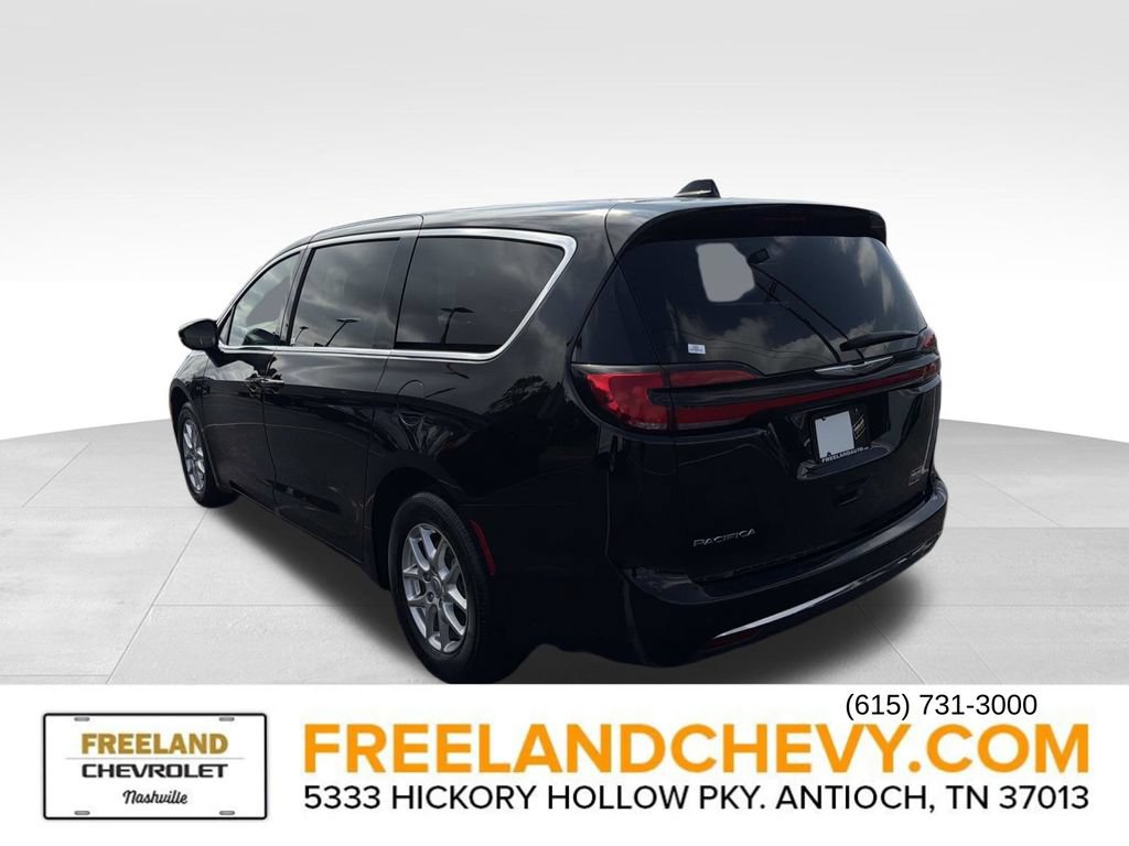 Used 2025 Chrysler Pacifica Select FWD image 5
