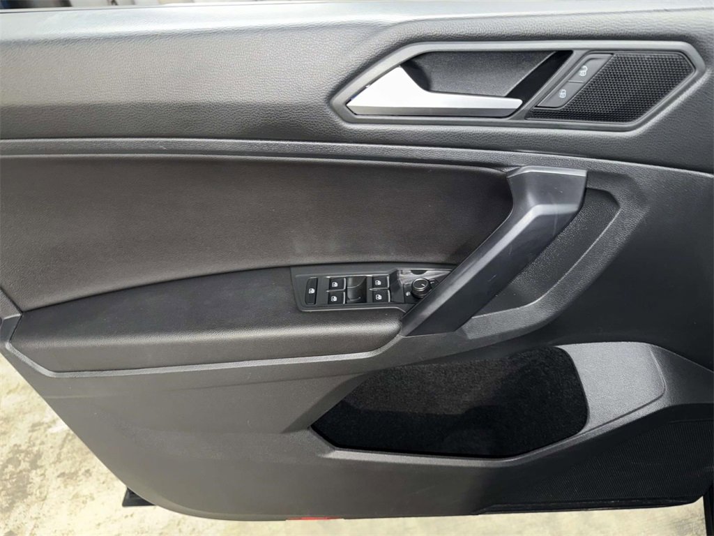 Used 2021 Volkswagen Tiguan SE image 19