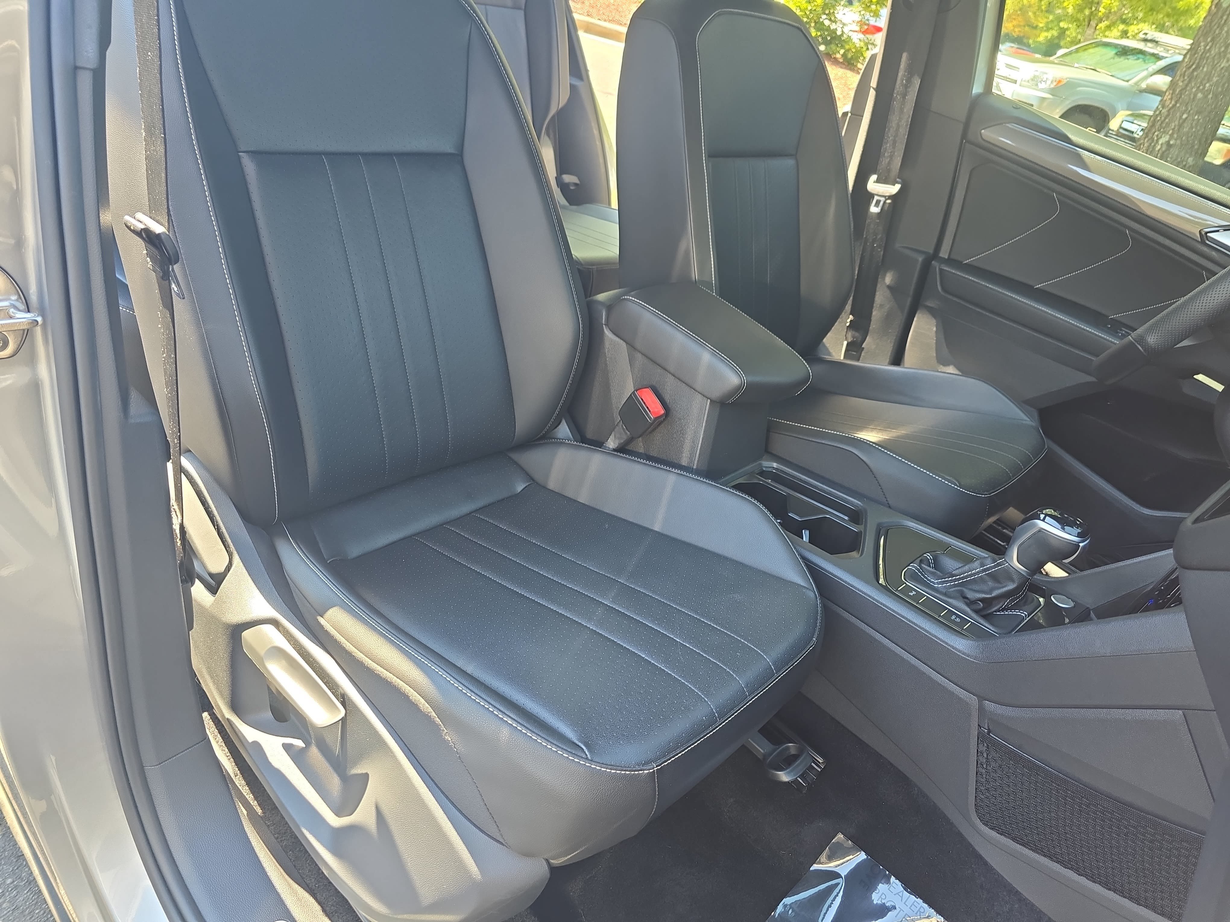 Certified 2022 Volkswagen Tiguan SE R-Line FWD image 10
