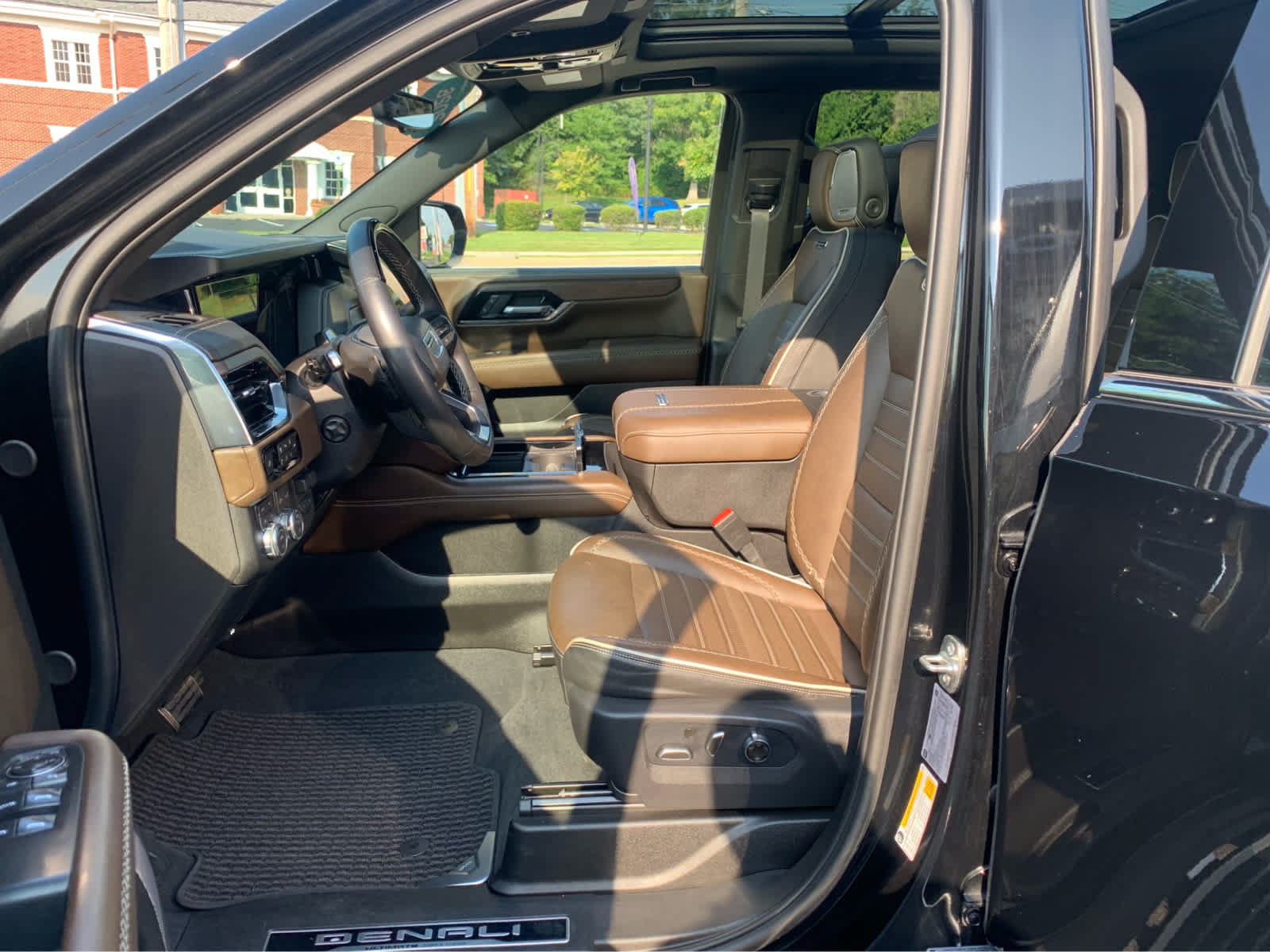 Used 2026 GMC Yukon Denali Ultimate w/ LPO, Floor Liner Package AWD/4WD image 12