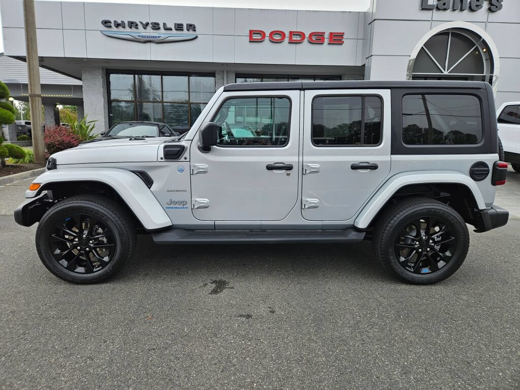 Used 2023 Jeep Wrangler Unlimited Sahara w/ Cold Weather Group AWD/4WD image 2