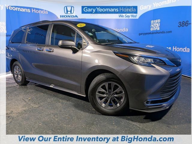 Used 2023 Toyota Sienna XLE image 2