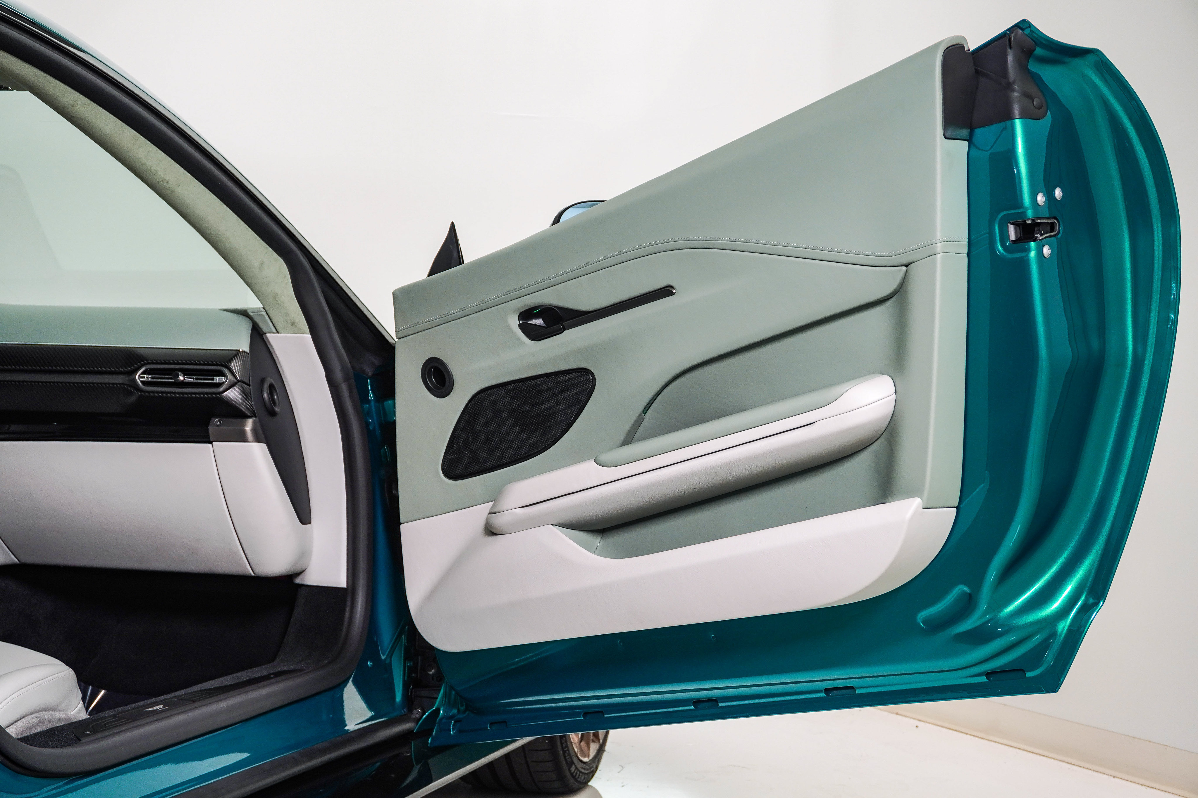 Used 2025 Aston Martin V8 Vantage Coupe RWD image 19