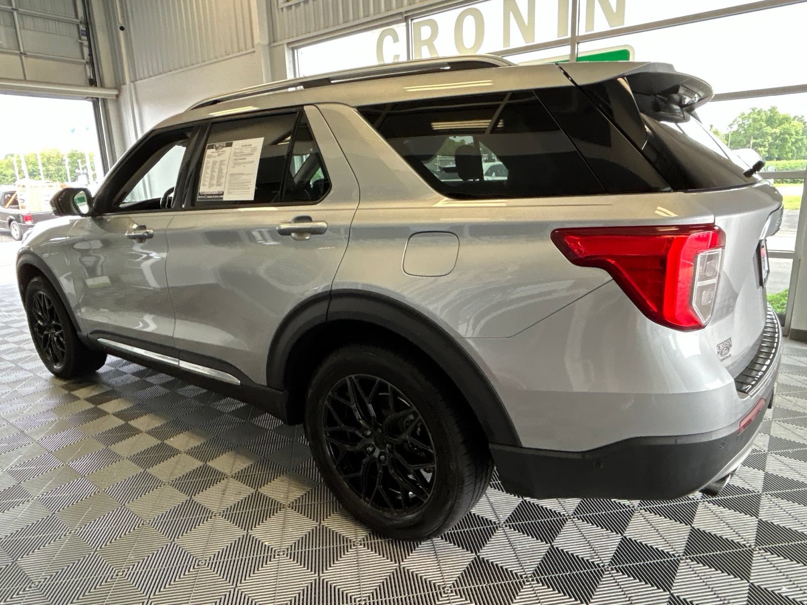 Used 2020 Ford Explorer Platinum w/ Premium Technology Package AWD/4WD image 4