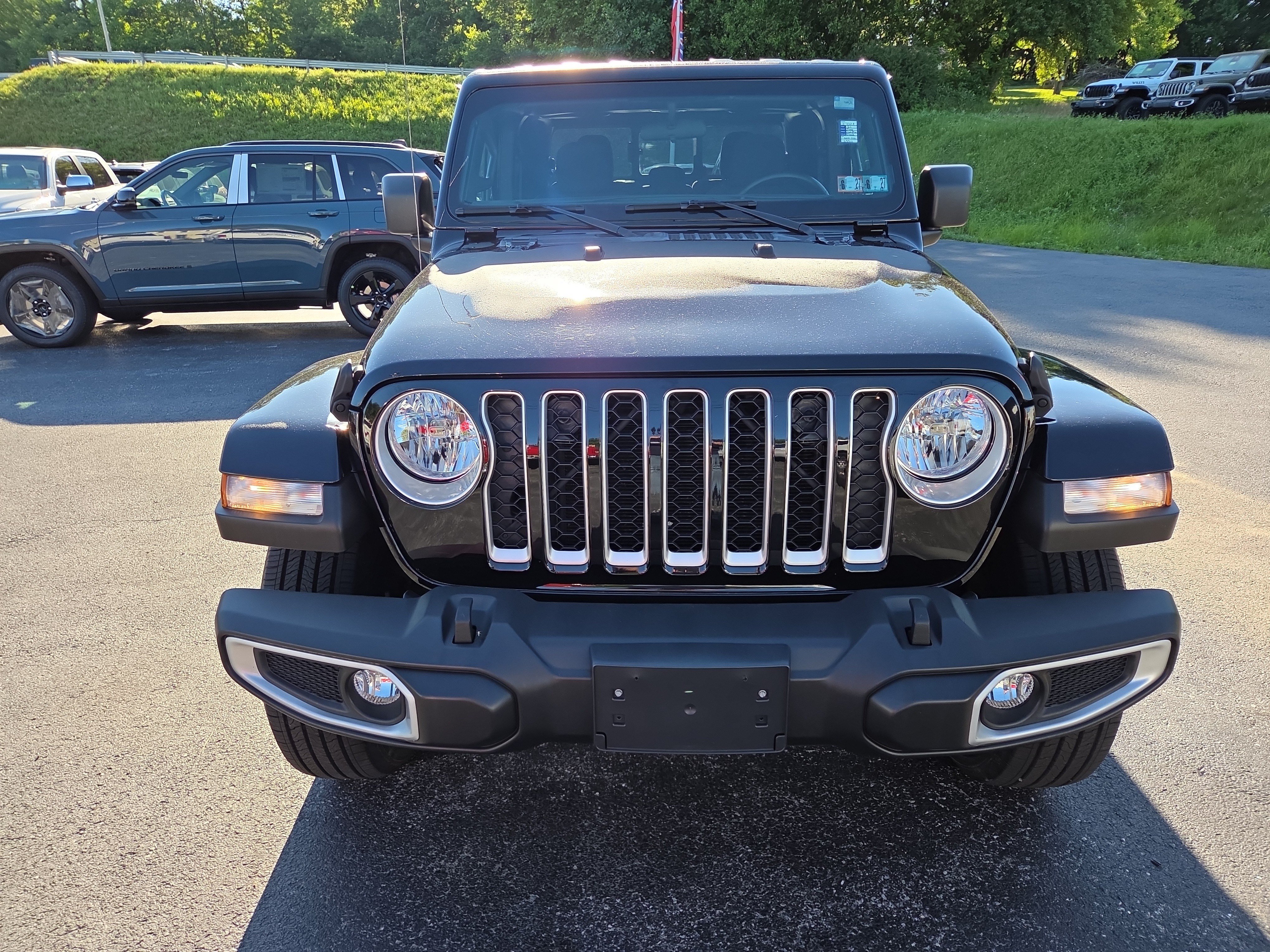 Certified 2021 Jeep Gladiator Overland w/ Cold Weather Group AWD/4WD image 9