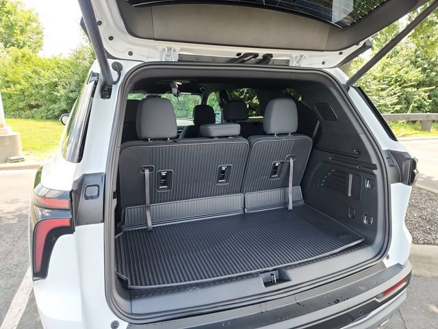 New 2027 Chevrolet Traverse LT w/ Driver Confidence Package FWD image 19