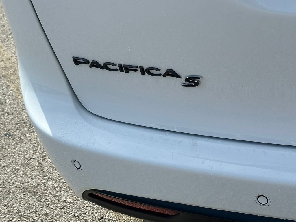 Used 2025 Chrysler Pacifica Limited FWD image 16