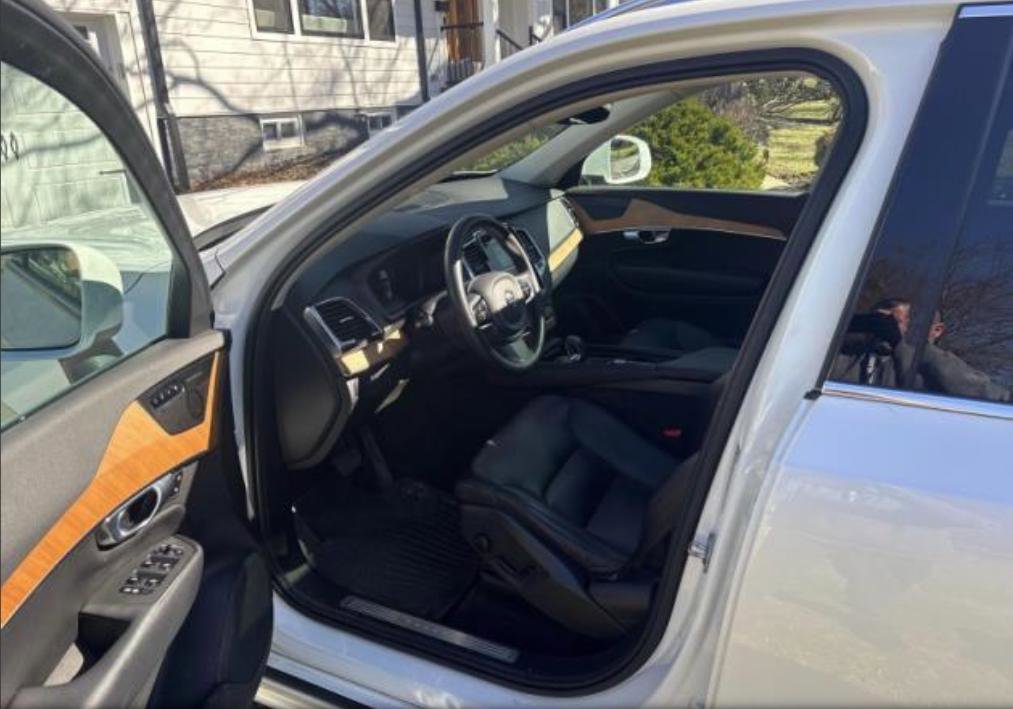 Used 2023 Volvo XC90 B6 Plus image 3